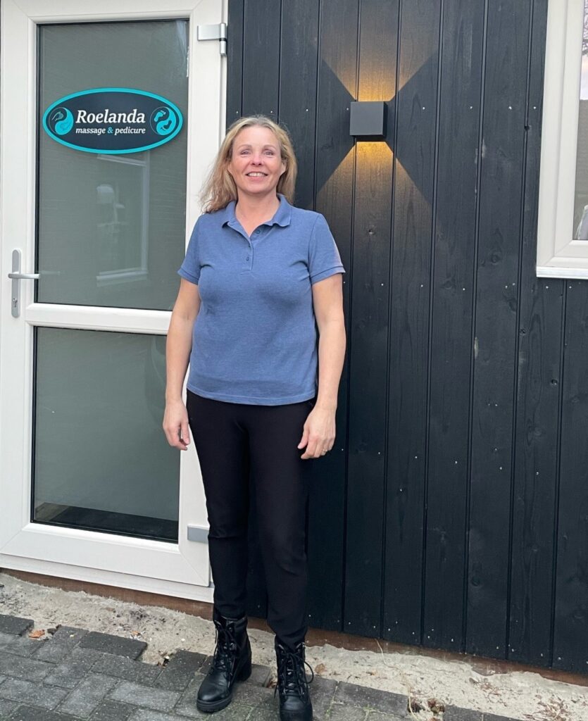 Roelanda Imminga, zelfstandig ondernemer van Roelanda Massage & Pedicure. Staand voor de praktijk.